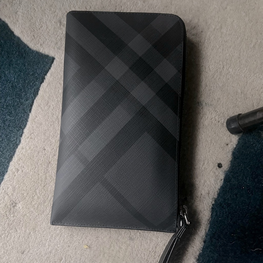 Burberry unisex zipper billfold